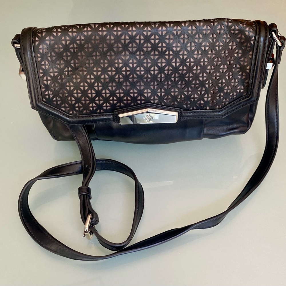Simply Vera Vera Wang crossbody Bag in Black Leather w/ Cut Out Pattern